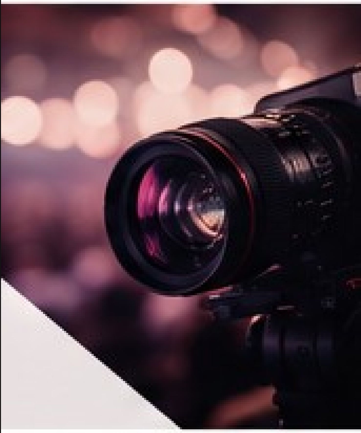 Close-up da lente de uma câmera de vídeo profissional