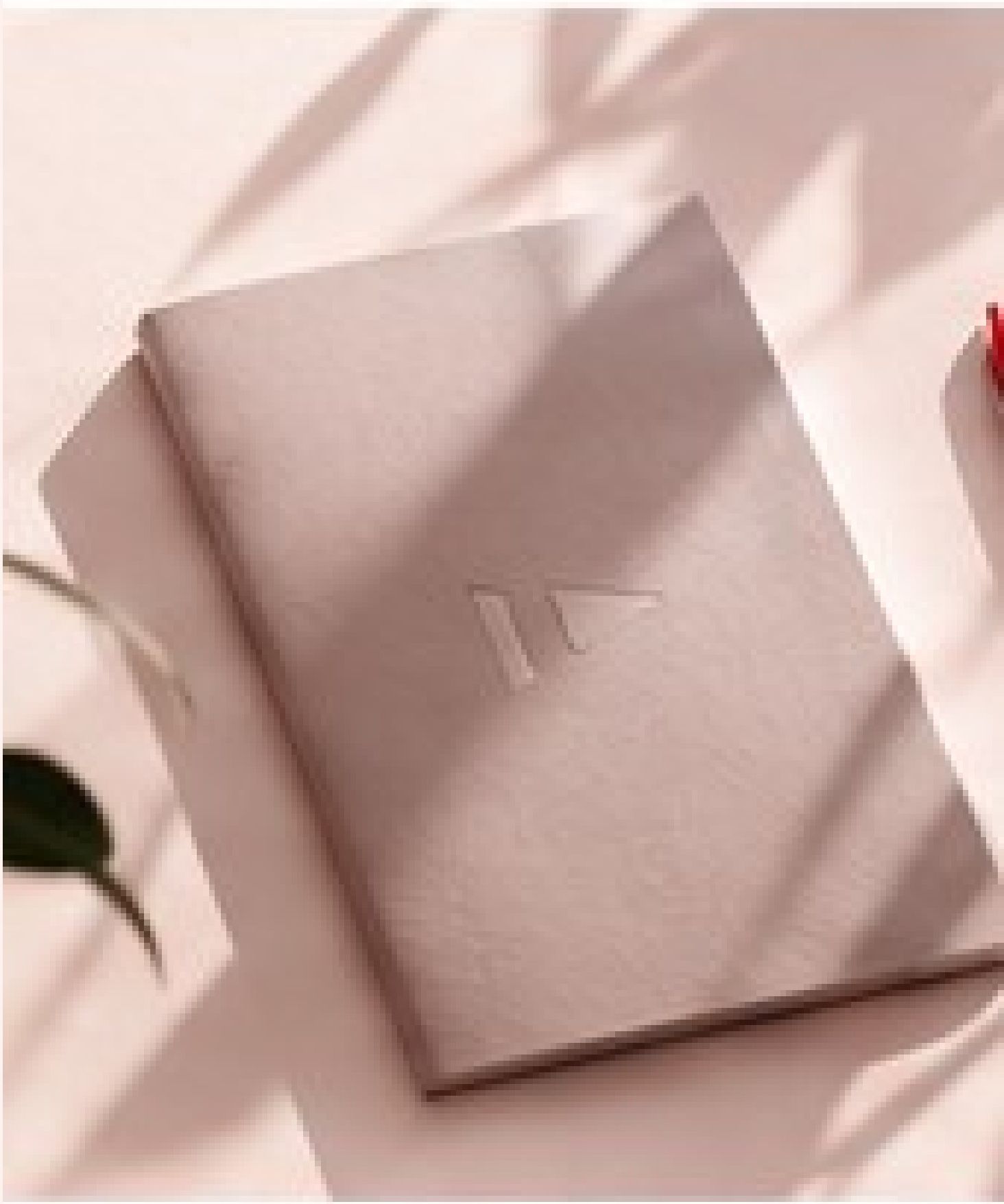 Caderno texturizado com logotipo em relevo